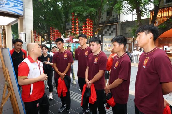 在与郭实（郭涛饰）相遇后，野蛮萝莉与落魄大叔间的互动也极具看点，从起初实力坑郭实的乌龙事件到同舟共济力挽狂澜，在令人啼笑皆非又危机四伏的突围过程中，二人逐渐萌生了;不是父女却胜似父女的情感，令人感动不已